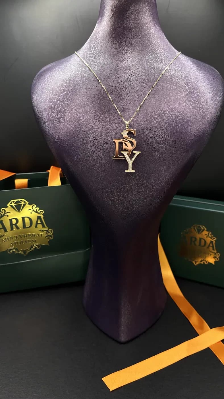 Dikey Harf Dizili Monogram Kolye