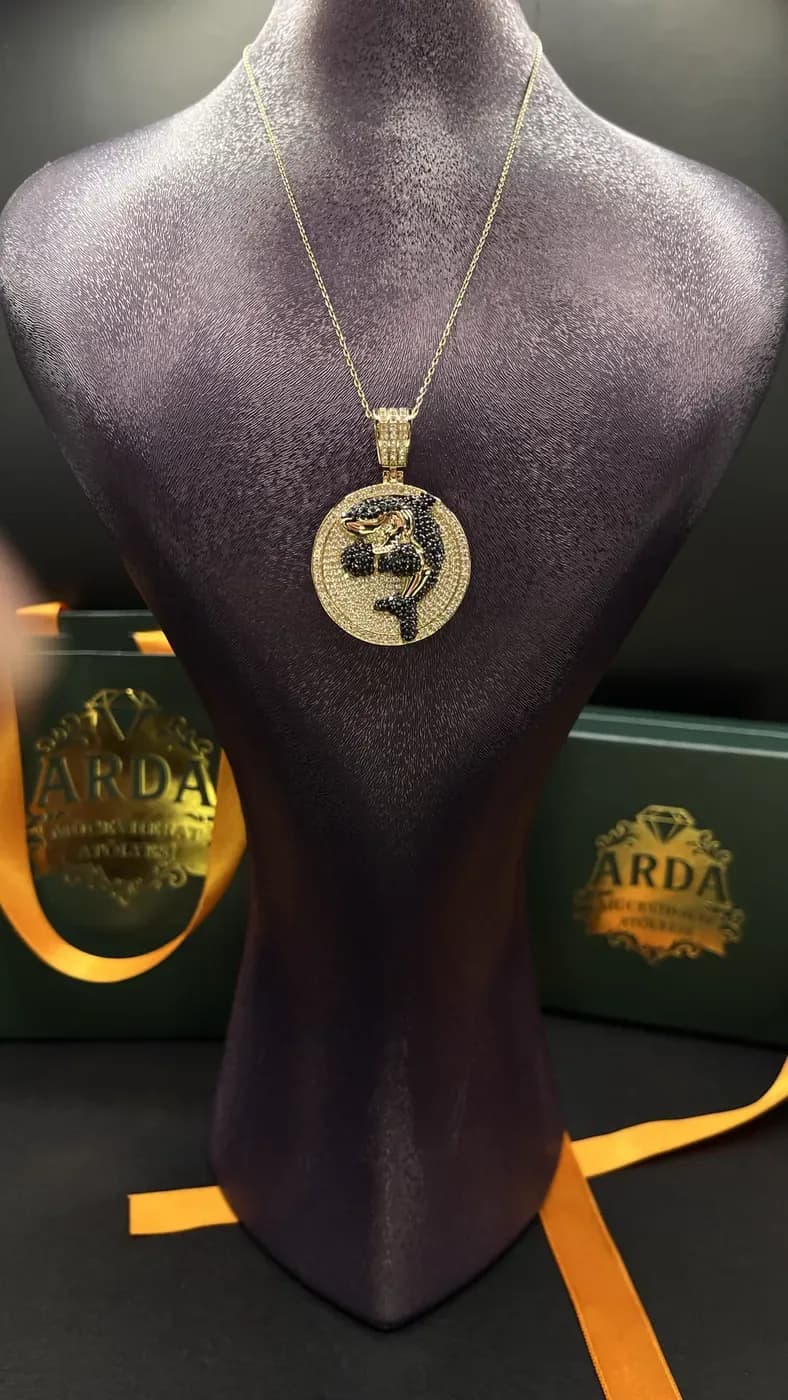 Figürlü Taşlı Madalyon Kolye