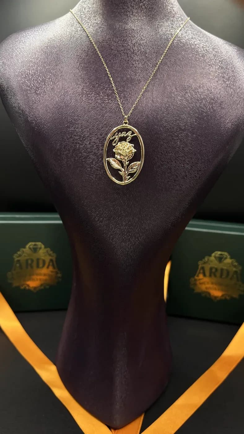 Gül Figürlü Oval Kolye