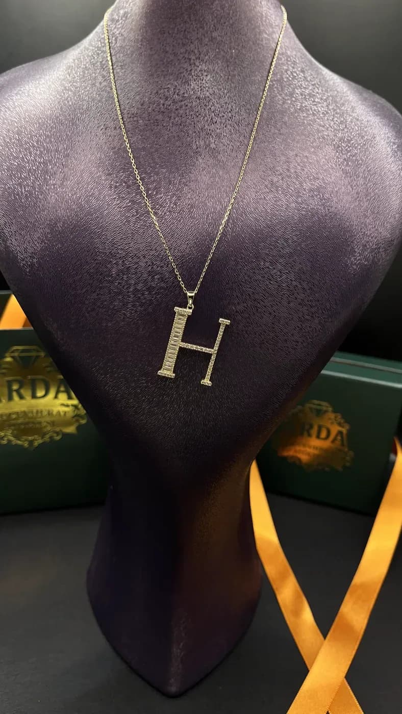 H Harfli Taşlı Kolye