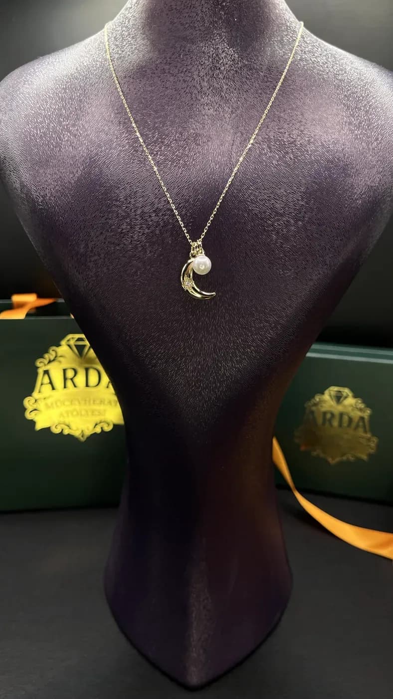 İnci Detaylı Hilal Kolye