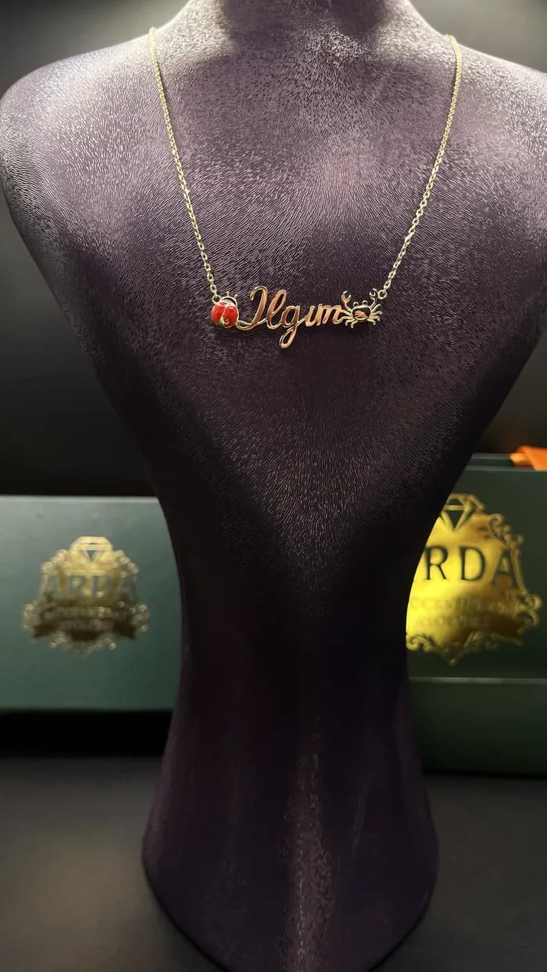Kırmızı Taş Detaylı İsim Kolyesi