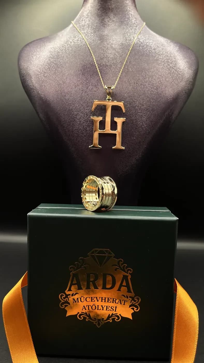 TH Monogram Kolye